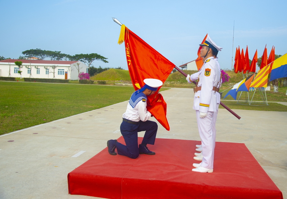 Thực hiện nghi thức hôn quân kỳ Quyết thắng sau khi phát hiểu hứa hẹn