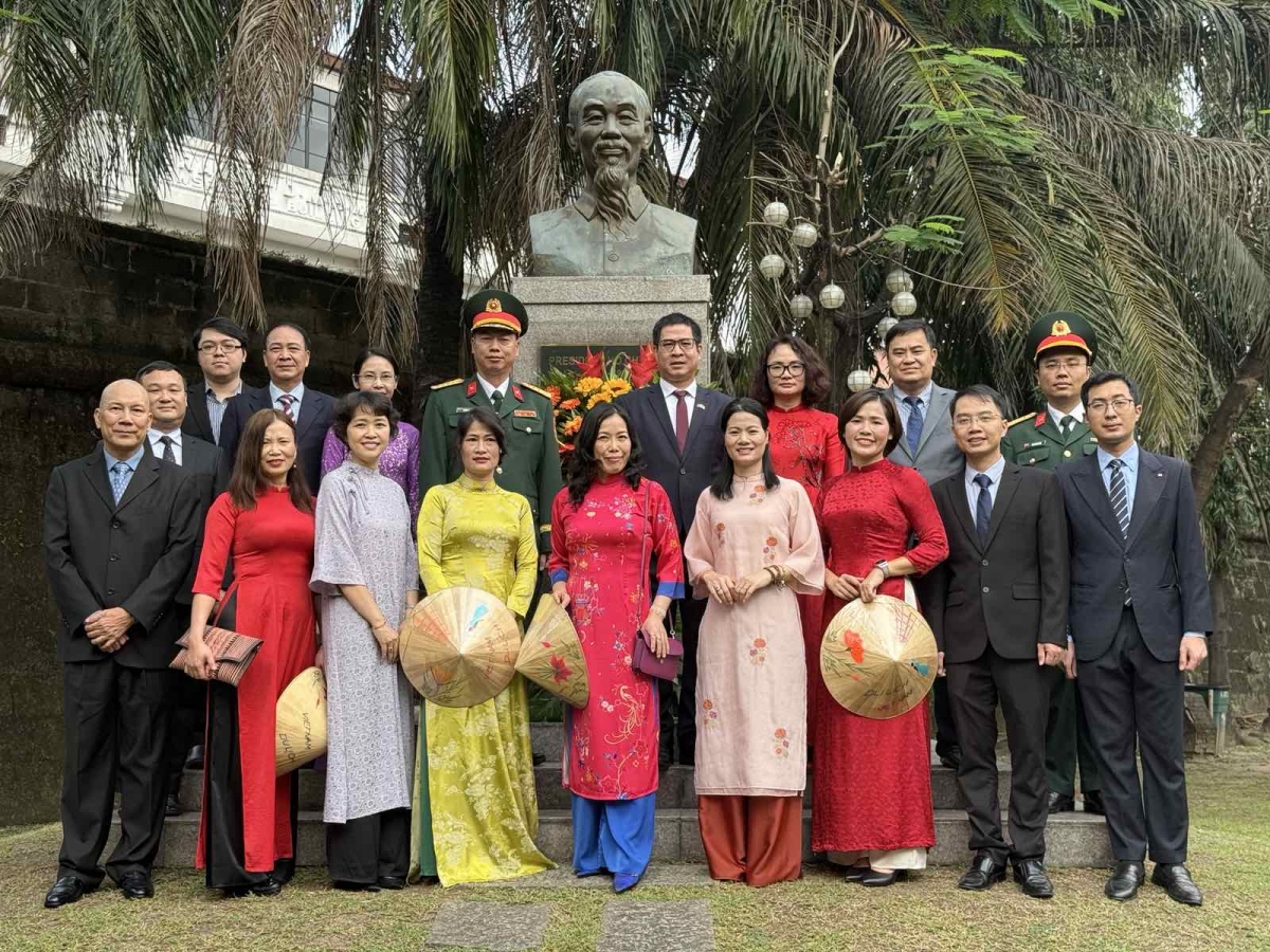 Đại sứ quán Việt Nam tại Philippines dâng hoa tại tượng Chủ tịch Hồ Chí Minh trong công viên Rizal ở Manila nhân dịp khai mạc Đại hội đại biểu toàn quốc lần thứ 14 của Đảng.