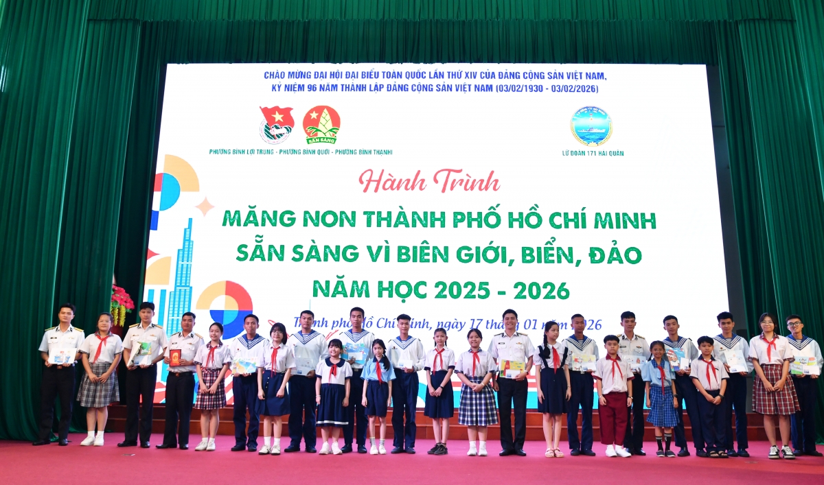 Đại diện 3 phường trao quà đến các quân nhân có hoàn cảnh khó khăn trong Lữ đoàn