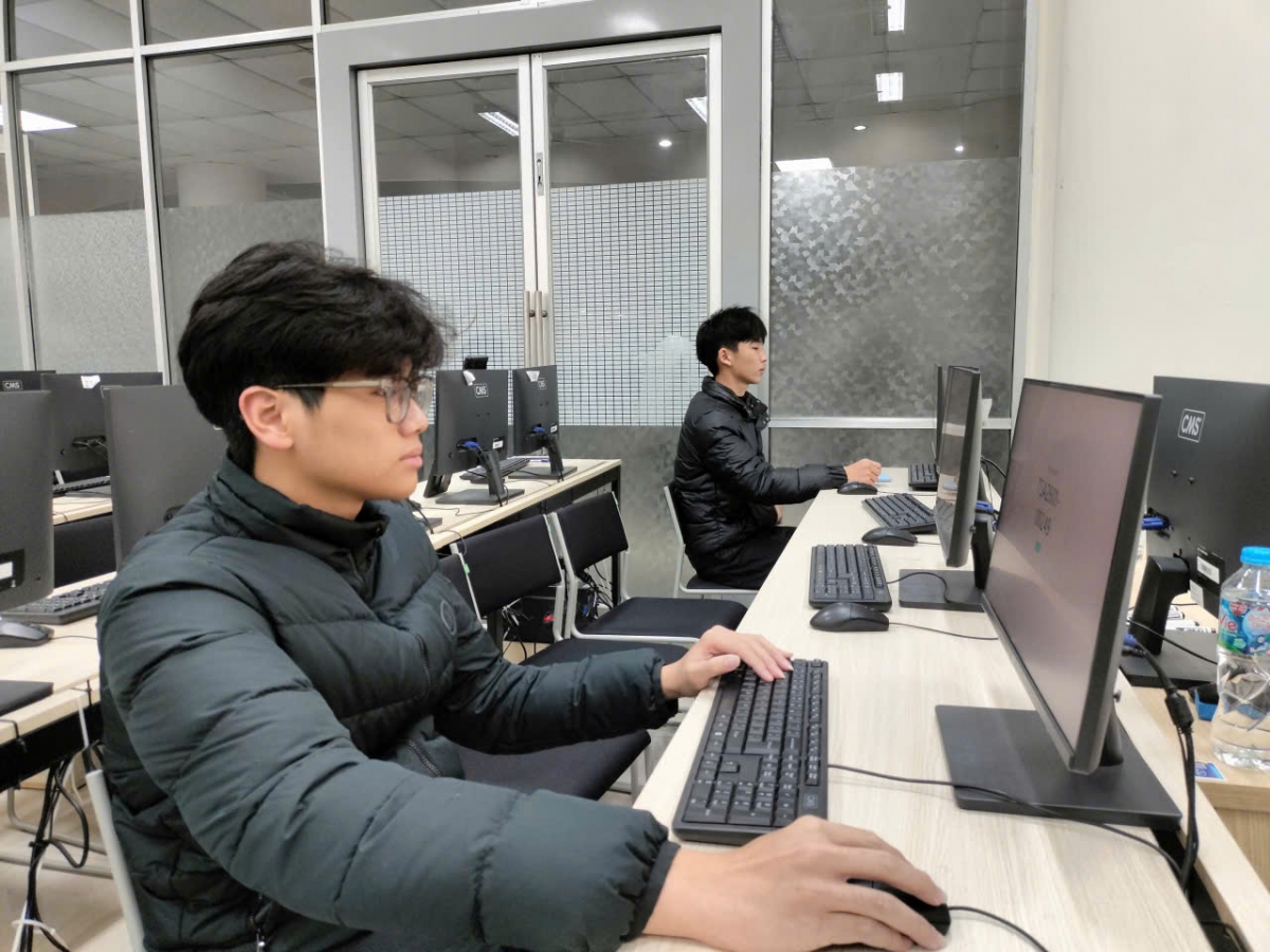 Thí sinh vào phòng thi, chờ đến giờ thi chính thức