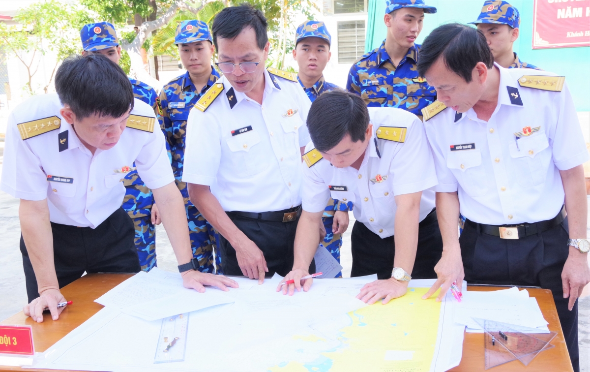 Ban giám khảo tổ chức chấm kết quả cho các đội thi.