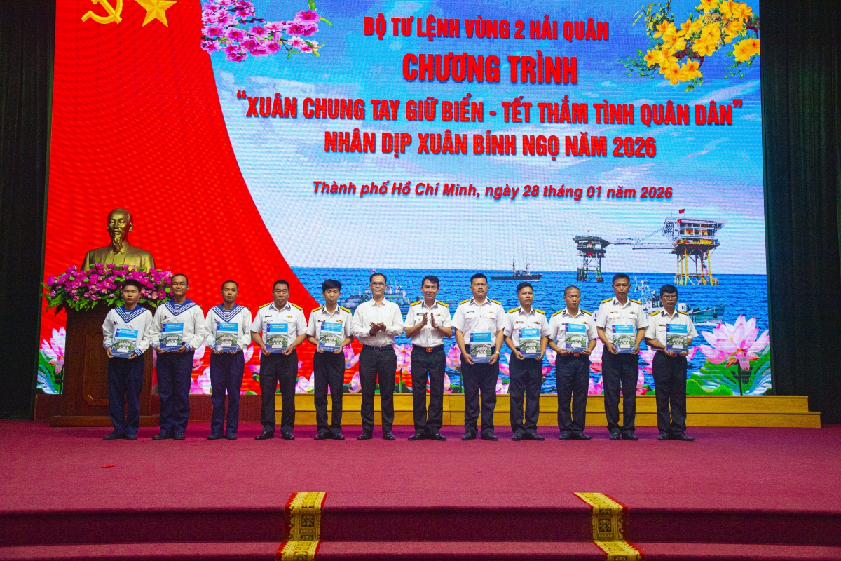 Đại tá Phạm Ngọc Quý trao quà cho các quân nhân có hoàn cảnh gia đình khó khăn