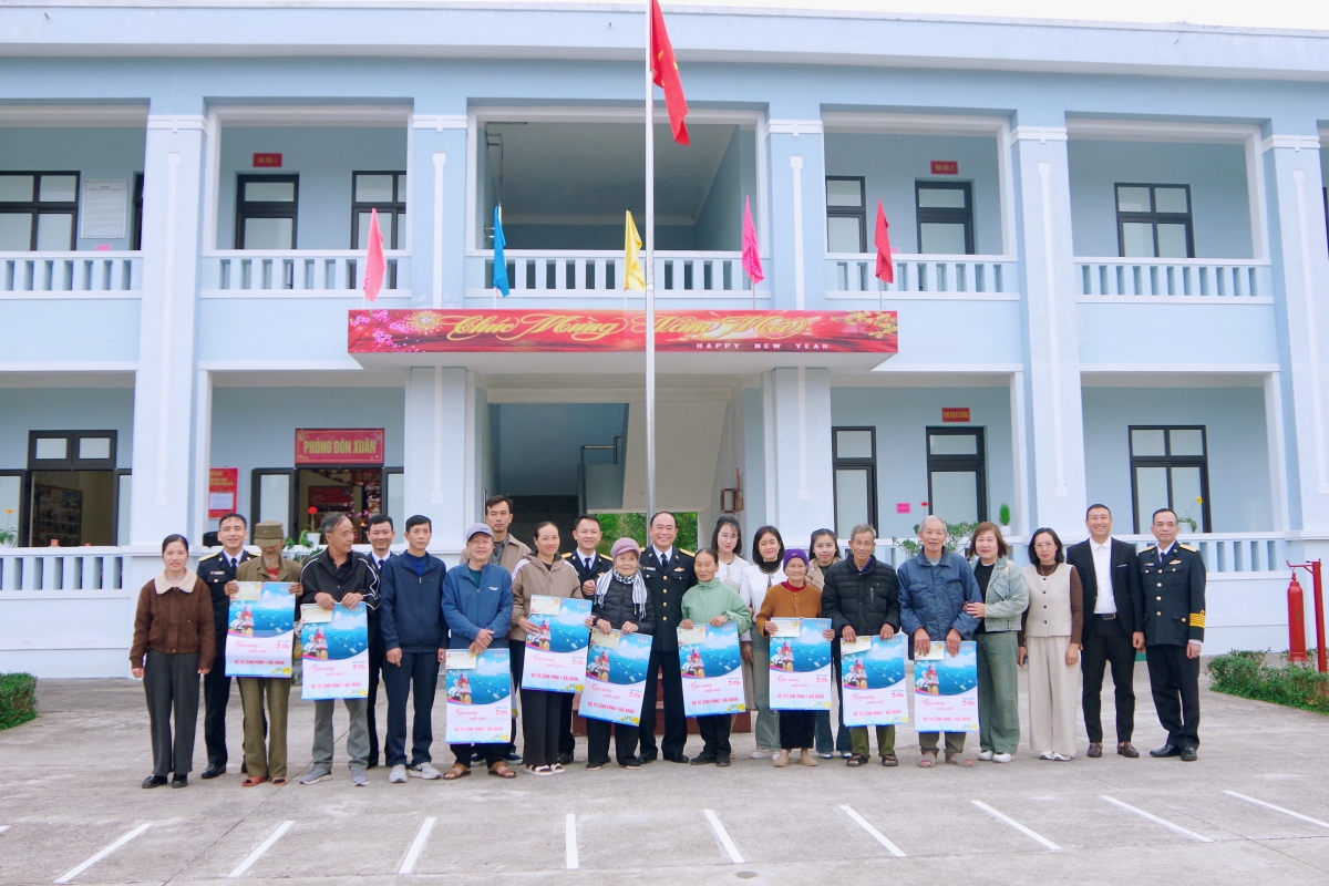 Thủ trưởng Bộ Tư lệnh Vùng 1 chúc Tết người dân trên đảo Trần