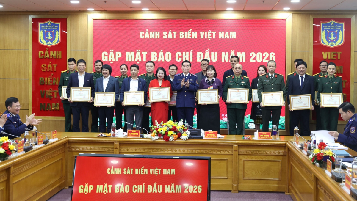 Trung tướng Bùi Quốc Oai - Chính ủy Cảnh sát biển Việt Nam trao thưởng cho các tập thể có thành tích xuất sắc trong công tác tuyên truyền về Lực lượng Cảnh sát biển năm 2025