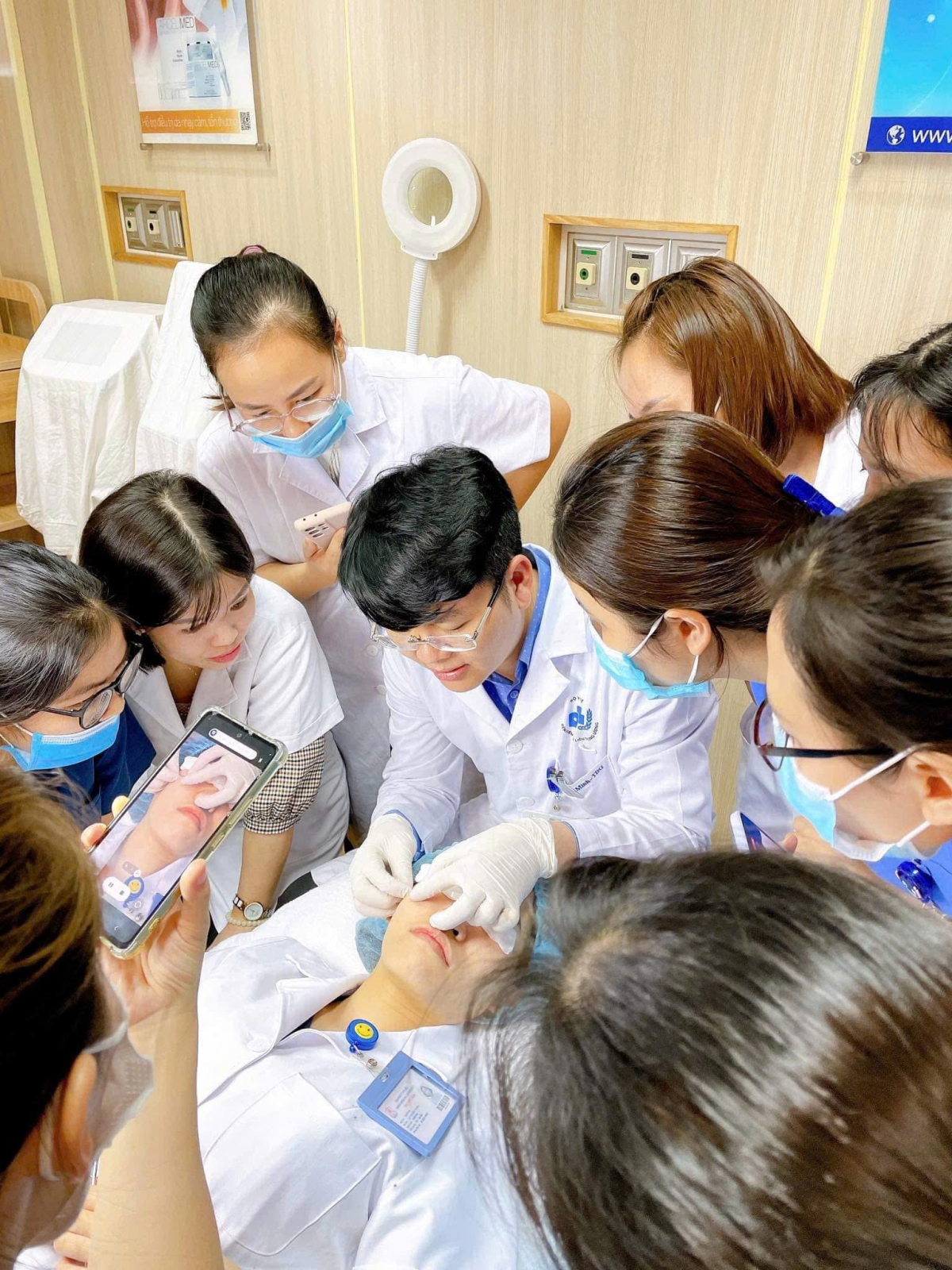 Nhân viên y tế chăm sóc, làm đẹp da cần được đào tạo, thực hành bài bản trước khi thực hiện cho người bệnh