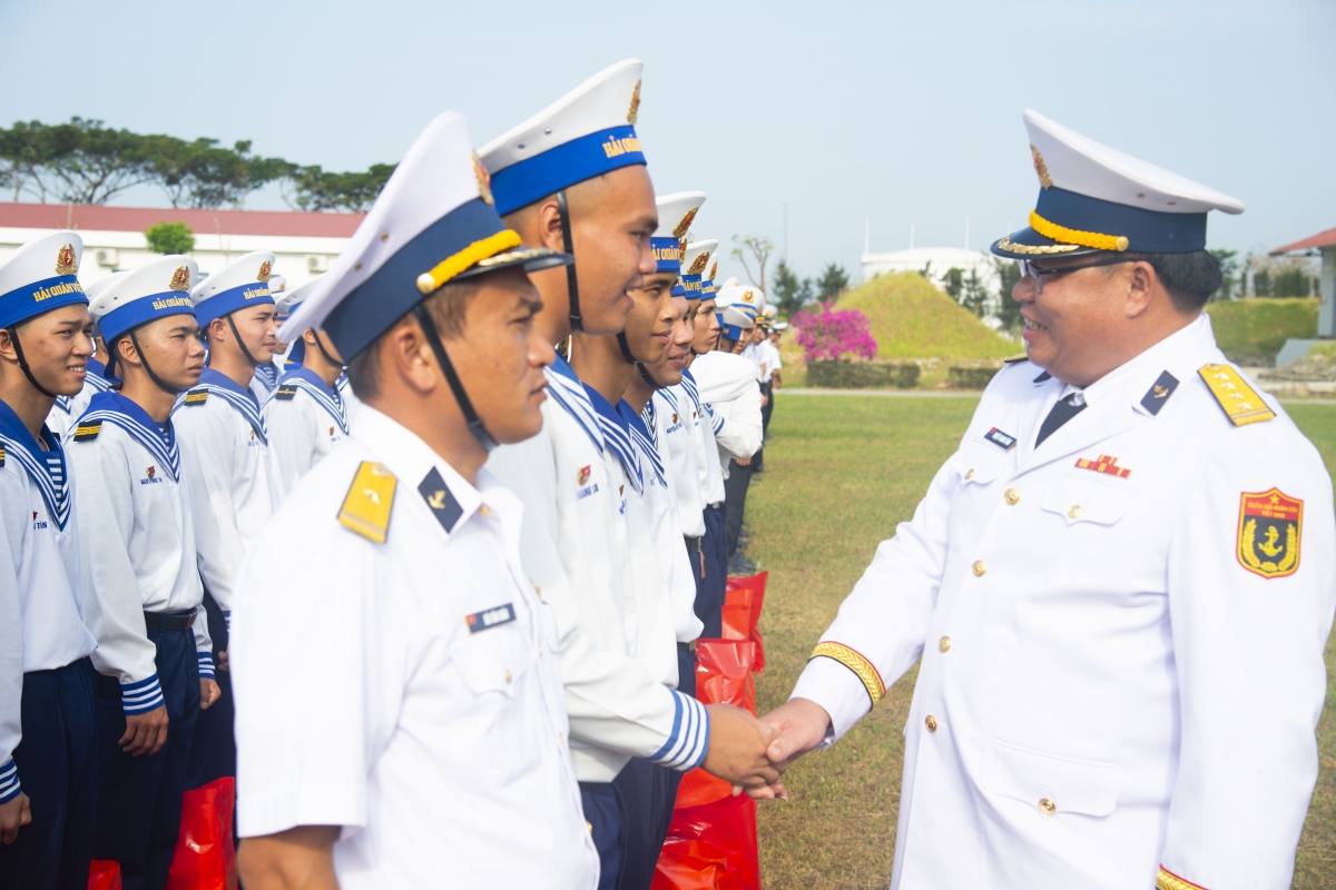 Đồng chí Phó Tư lệnh Vùng gửi lời chúc mừng đến các đồng chí chiến sĩ xuất ngũ