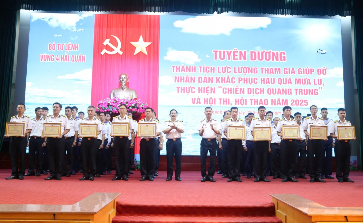 Thủ trưởng Bộ Tư lệnh Vùng trao thưởng 