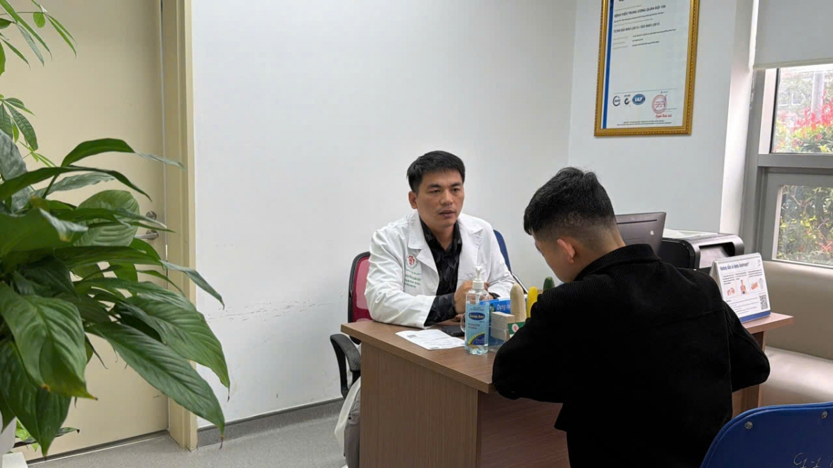 BS Nguyễn Tuấn Đạt, Chủ nhiệm Khoa Nam học, BV Trung ương Quân đội 108 thăm khám, tư vấn cho một bệnh nhân nam