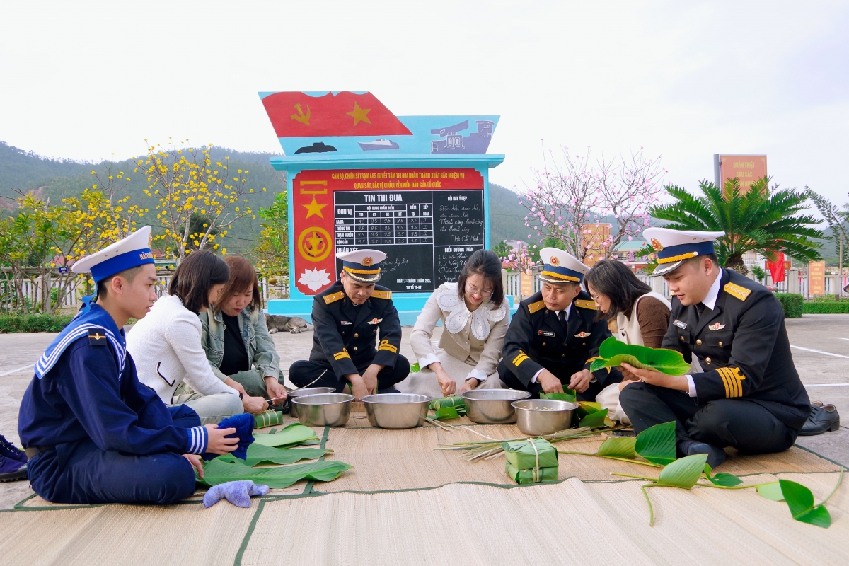 Quân, dân trên đảo Trà Bản gói bánh chưng đón Tết
 