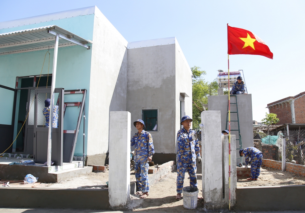 Hơn một tháng “cùng ăn, cùng ở, cùng làm”, cán bộ, chiến sĩ Lữ đoàn 161 để lại dấu ấn đậm nét về nghĩa tình quân – dân.
 