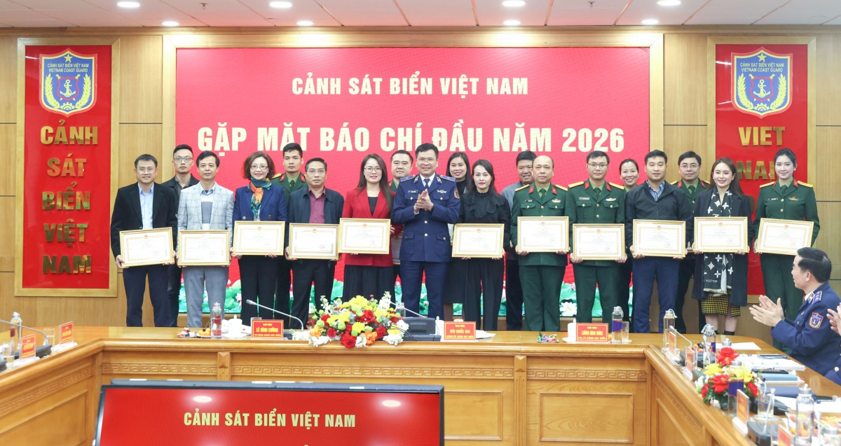 Thiếu tướng Lê Đình Cường - Tư lệnh Cảnh sát biển Việt Nam trao thưởng cho các cá nhân có thành tích xuất sắc trong công tác tuyên truyền về Lực lượng Cảnh sát biển năm 2025