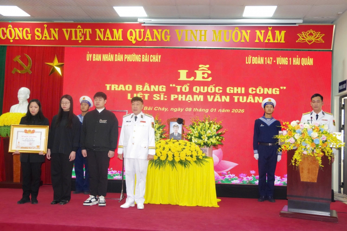 Đồng chí Chính ủy Vùng trao Bằng “Tổ quốc ghi công” tới thân nhân gia đình liệt sĩ