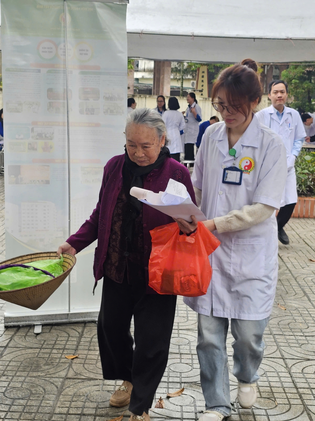 Đoàn viên thanh niên Học viện nhiệt tình đón tiếp người bệnh