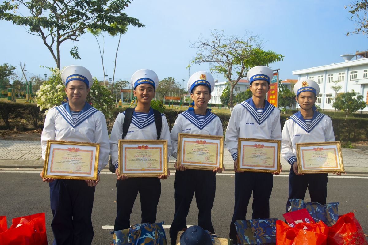 Những chiến sĩ DK1 tự hào với những phần thưởng trở về với gia đình