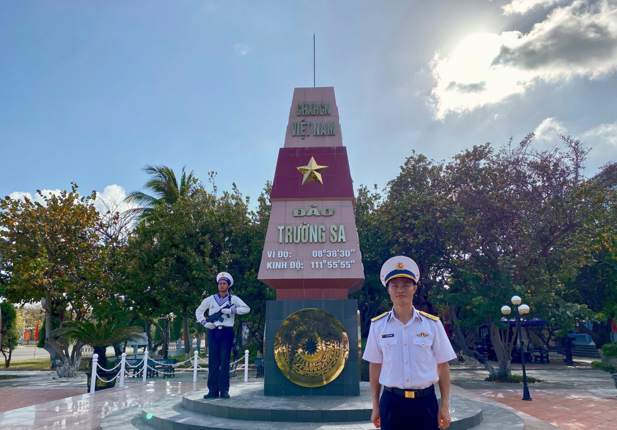 Trung tá Trần Huy Phụng, Chính trị viên đảo Trường Sa