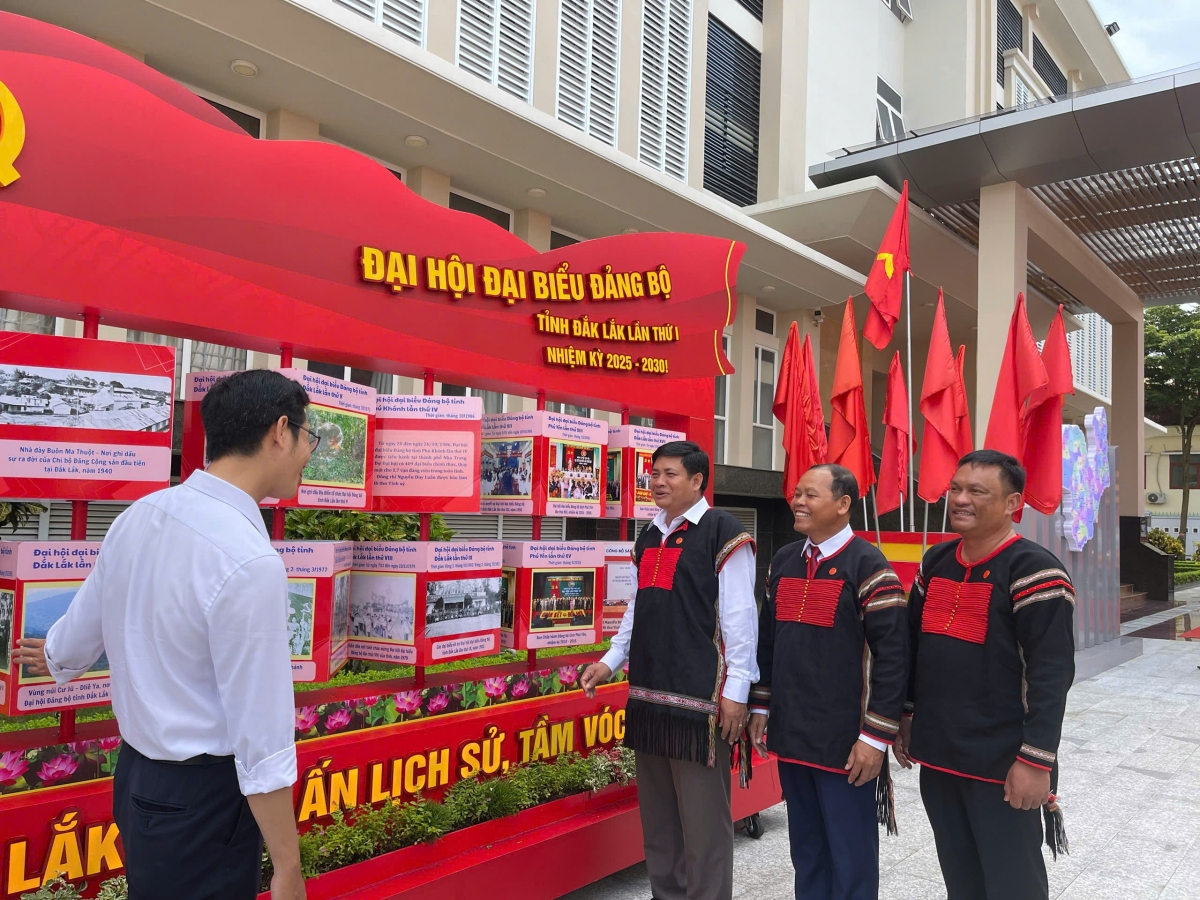 Các đại biểu trao đổi bên lề Đại hội