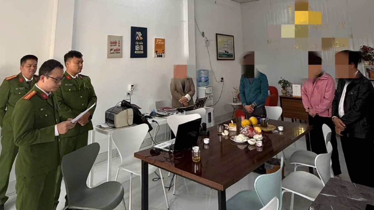 Cơ quan Cảnh sát điều tra, Công an tỉnh Thái Nguyên tống đạt quyết định khởi tố vụ án, khởi tố bị can trong vụ án
(Ảnh: Công an tỉnh Thái Nguyên)