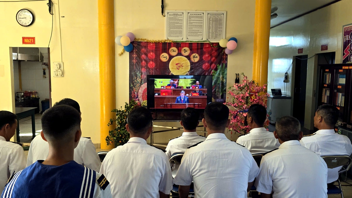 Chiến sĩ ở nhà giàn theo dõi trực tiếp Lễ khai mạc Đại hội Đảng