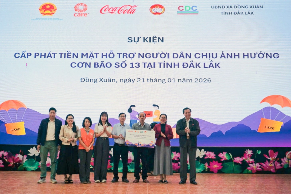 Cục Quản lý đê điều và Phòng chống thiên tai (Bộ Nông nghiệp và Môi trường) trao tặng quà cho bà con