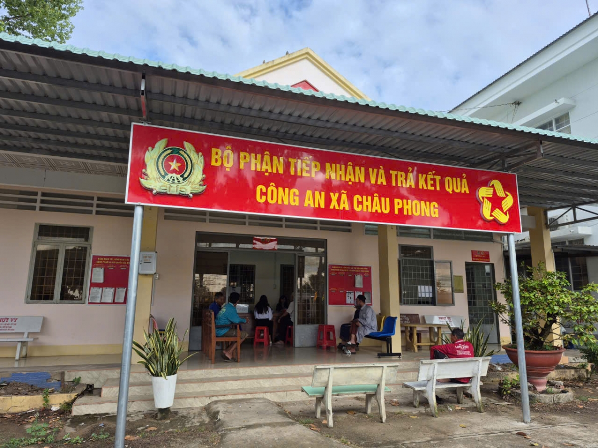 Người dân xã Châu Phong, An Giang luôn được tạo điều kiện làm thủ tục hành chính, phát triển nghề dệt