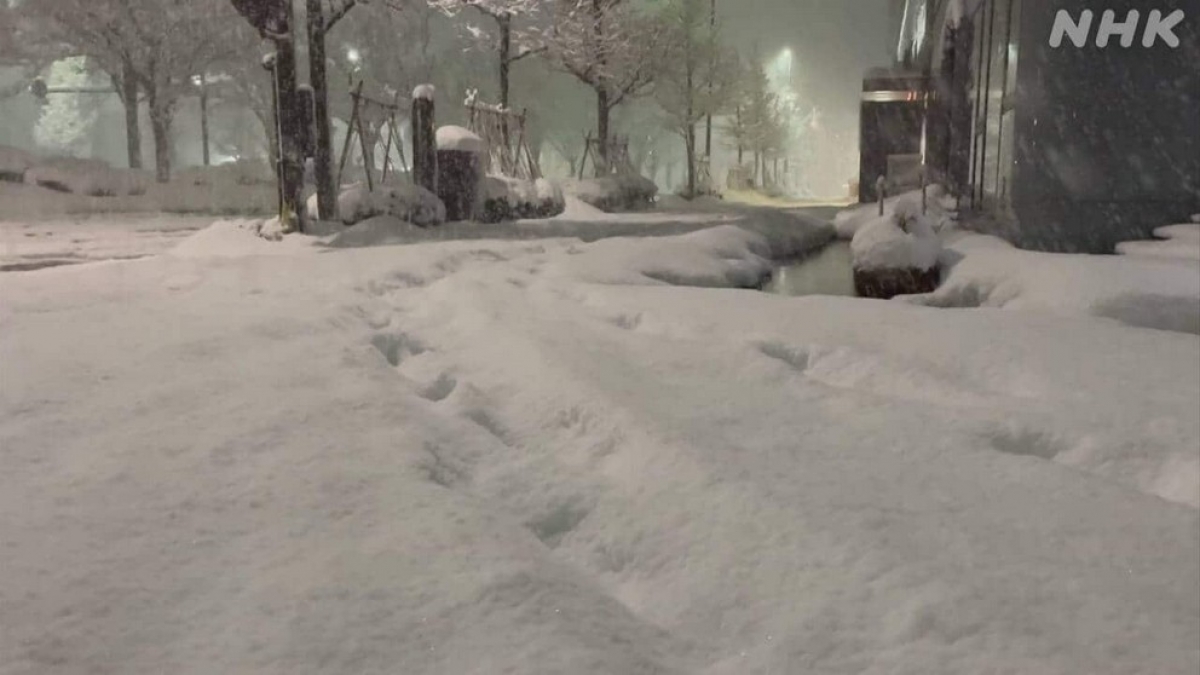 Nhiều địa phương của Nhật Bản đang chìm trong băng tuyết (ảnh NHK)