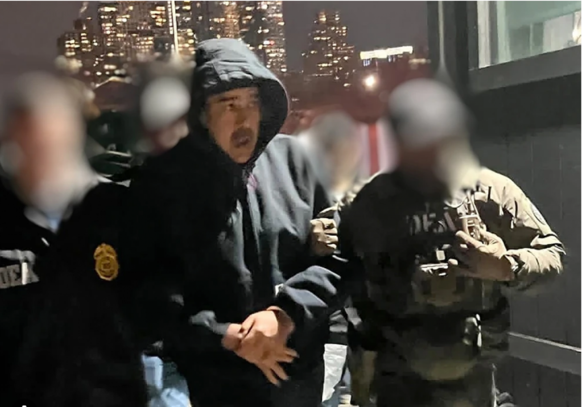 Tổng thống Venezuela Nicolás Maduro được các đặc vụ Cơ quan Chống ma túy Mỹ (DEA) áp giải sau khi tới TP New York (Mỹ) ngày 3-1. 