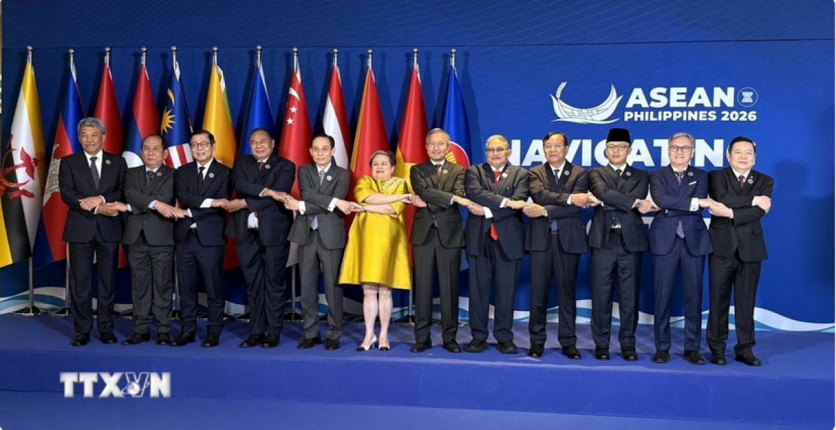 Bộ trưởng Ngoại giao Lê Hoài Trung chụp ảnh chung với Bộ trưởng Ngoại giao các nước ASEAN trước Hội nghị AMM Retreat tại Cebu, Philippines.