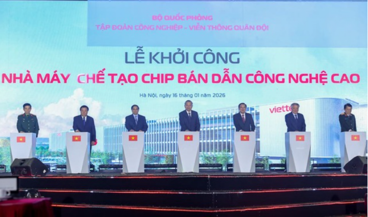 Tổng Bí thư Tô Lâm, Thủ tướng Chính phủ Phạm Minh Chính cùng các đại biểu thực hiện nghi thức khởi công