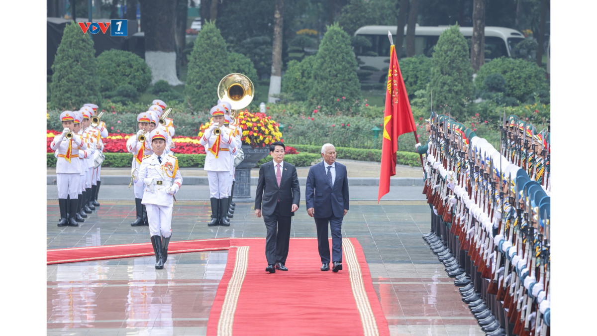 Chủ tịch nước Lương Cường và Chủ tịch Hội đồng châu Âu António Costa duyệt đội danh dự