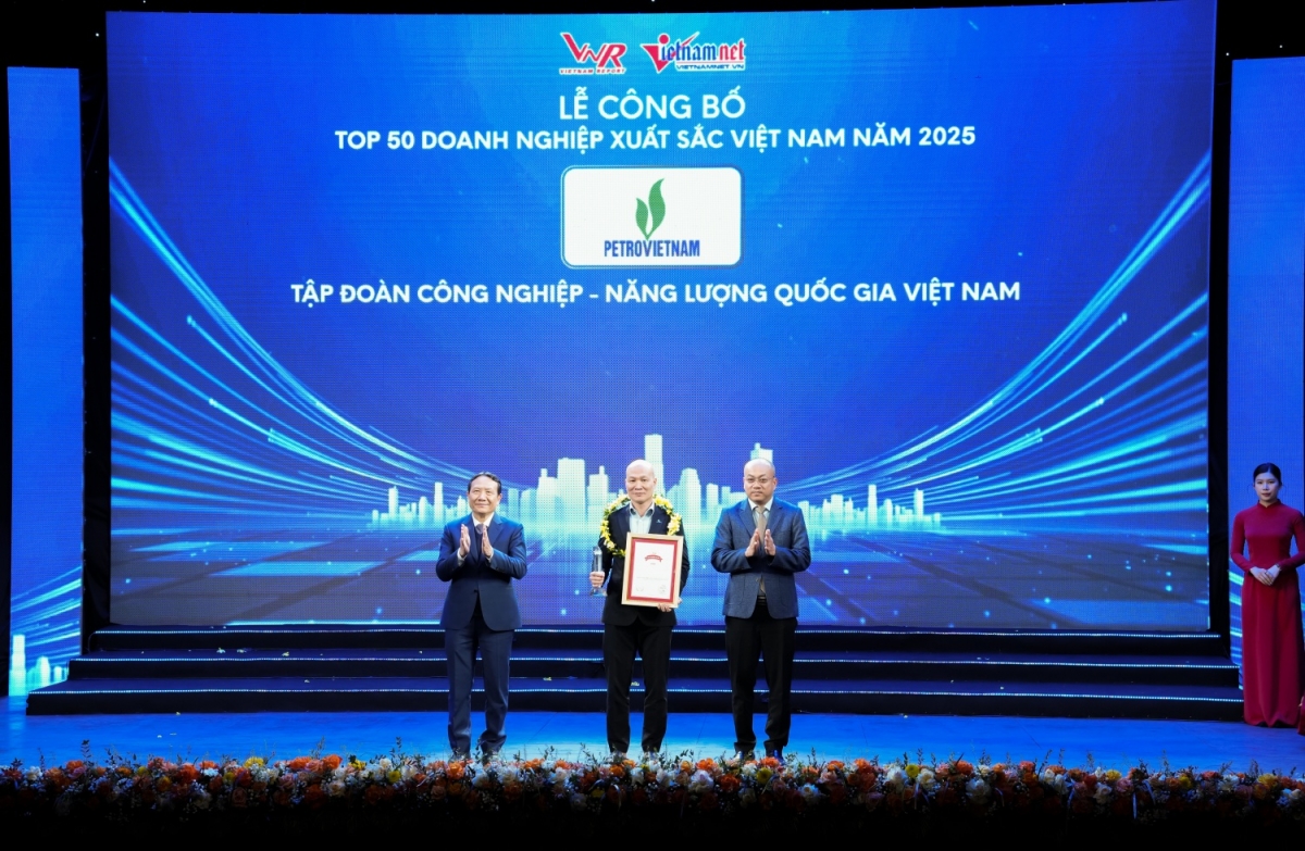 Ngày 08/01/2025, tại Hà Nội, Vietnam Report phối hợp cùng Báo VietNamNet đã tổ chức Lễ công bố Top 500 Doanh nghiệp lớn nhất Việt Nam năm 2025 (VNR500). Trong đó, Petrovietnam đứng vị trí thứ 2, ghi nhận năm thứ 17 liên tiếp có mặt trong Top 3 của Bảng xếp hạng; đồng thời giữ vị trí cao nhất trong nhóm doanh nghiệp nội địa và doanh nghiệp nhà nước (ảnh Petrovietnam)