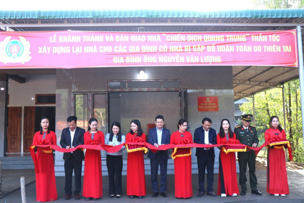 Khánh thành và bàn giao nhà trong "Chiến dịch Quang Trung" tại xã Khe Tre