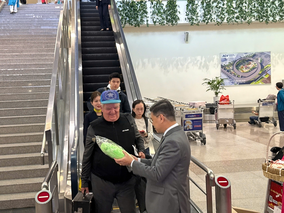 Du khách được lãnh đạo UBND TP.HCM tặng quà tại Cảng Hàng không quốc tế Tân Sơn Nhất sáng ngày 1-1-2026