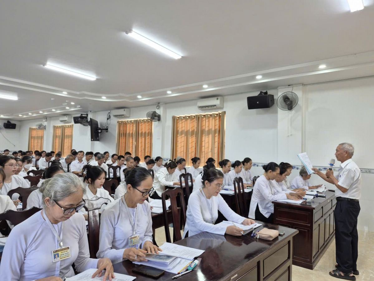 Sau giờ học tập, bà con tín đồ đồng hành cùng chính quyền xây dựng quê hương