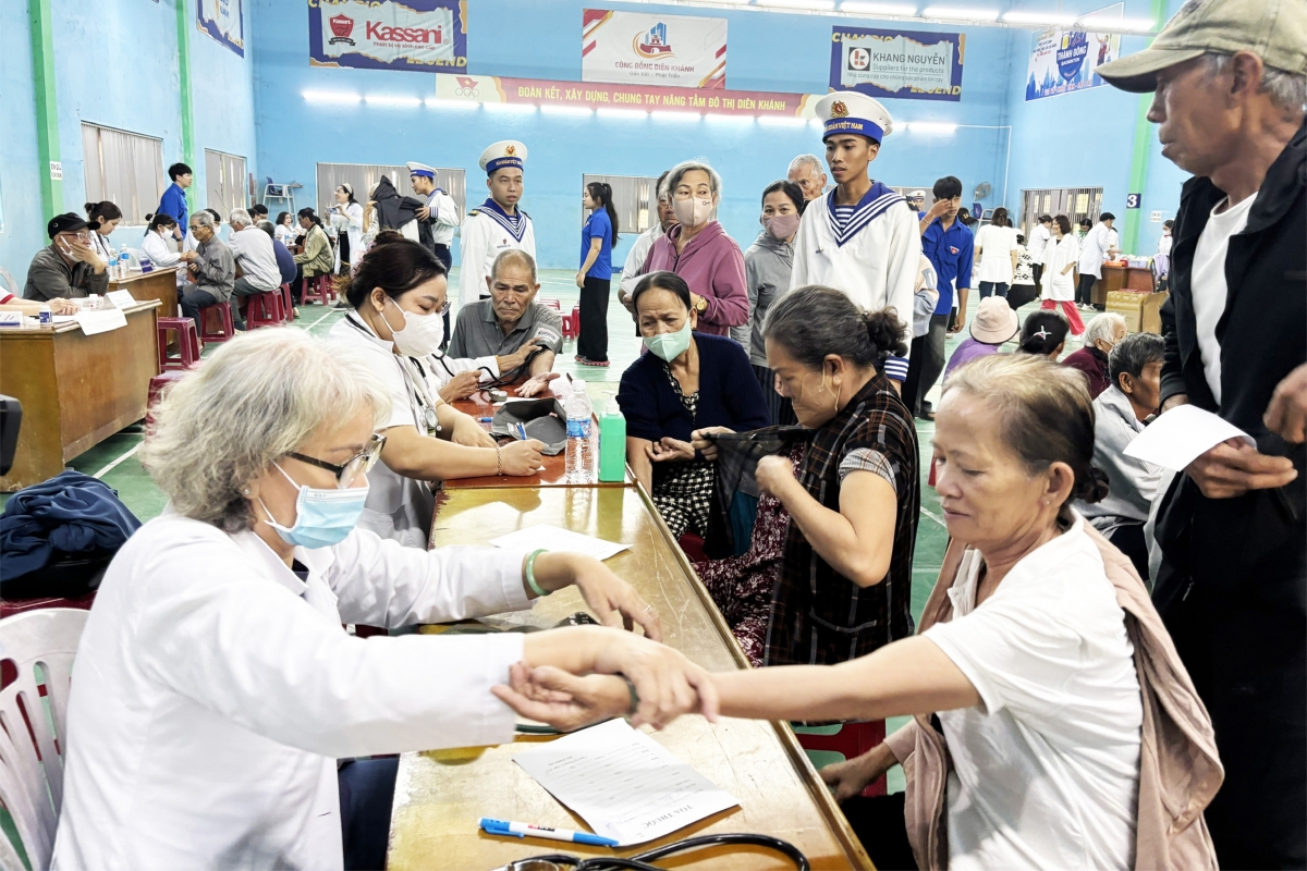 Rất đông người dân đến khám được các Bác sĩ tư vấn sức khoẻ chuyên sâu