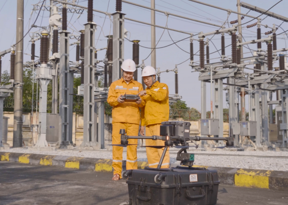 Nhân viên Điện lực EVNNPC điều khiển thiết bị UAV ngoài hiện trường