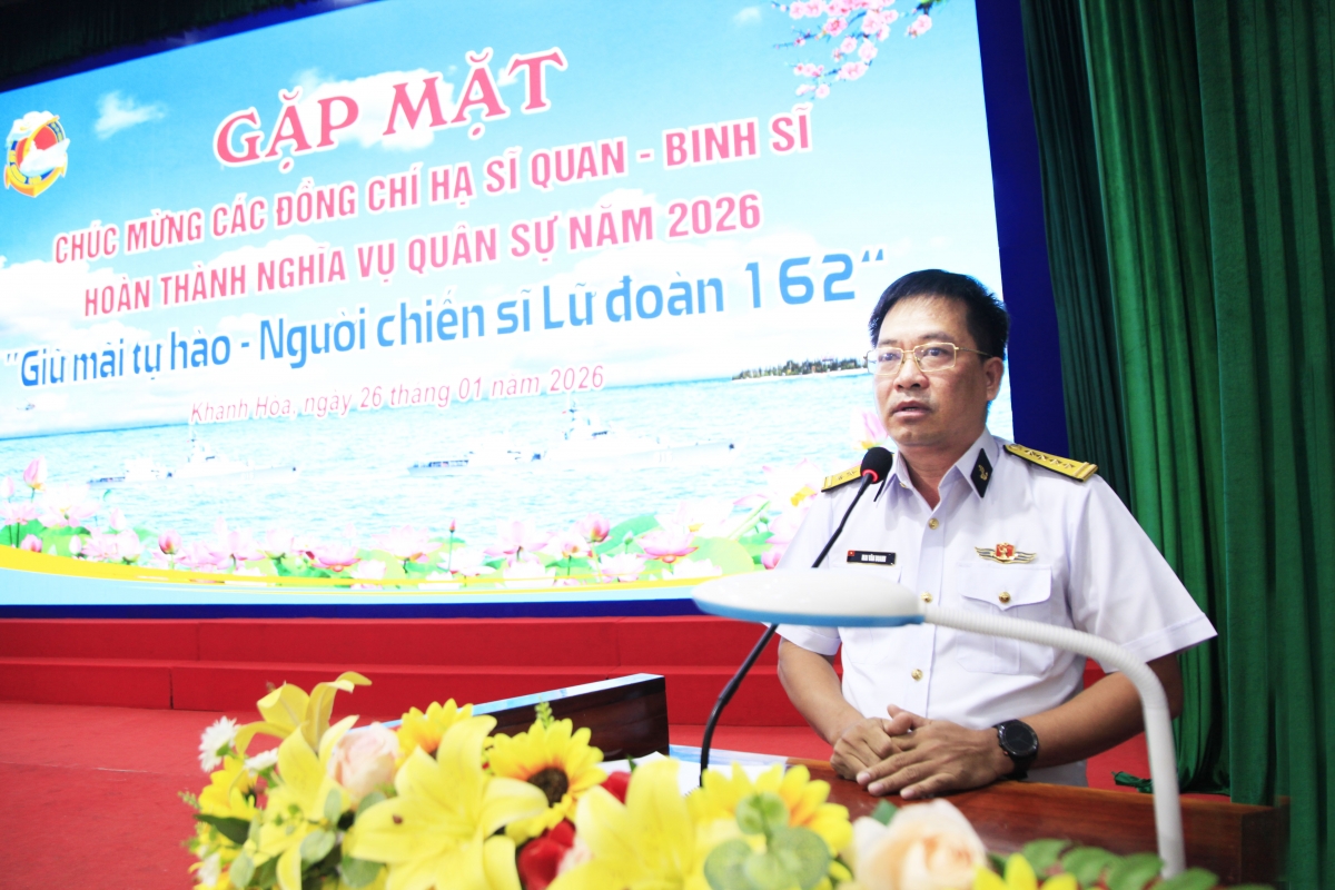 Đại tá Mai Văn Doanh phát biểu chúc mừng chiến sĩ