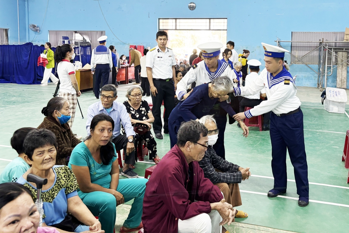 Cán bộ, chiến sĩ Hải quân tận tình hỗ trợ người dân đến khám bệnh