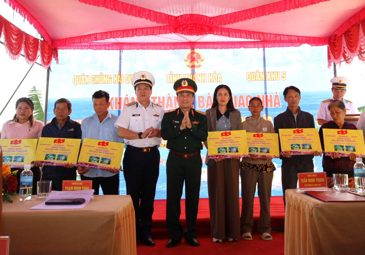 Chuẩn Đô đốc Phạm Minh Tuấn và Thiếu tướng Trần Minh Trọng và Phó Chính ủy Quân khu 5 tặng nhiều phần quà cho các hộ dân trong ngày nhận nhà mới
 