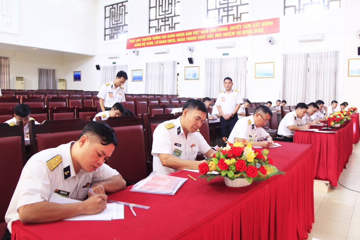 Cán bộ giảng dạy dự thi làm bài tự luận