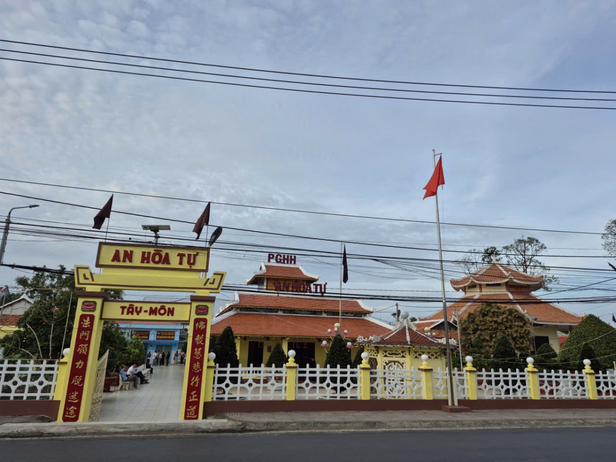 Với  95% dân số theo Phật giáo Hòa Hảo, chính quyền xã Phú Tân luôn chú trọng thực hiện mô hình 2An