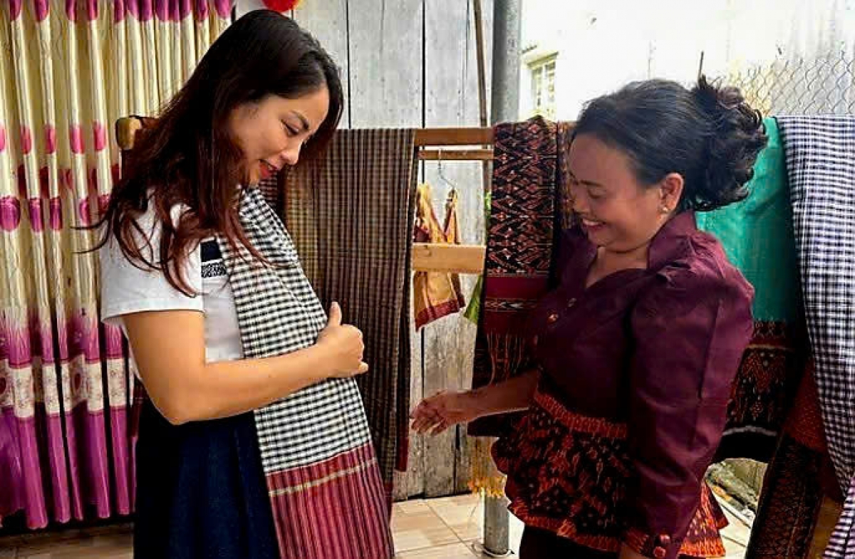 Du khách đến làng dệt Khmer xã An Cư