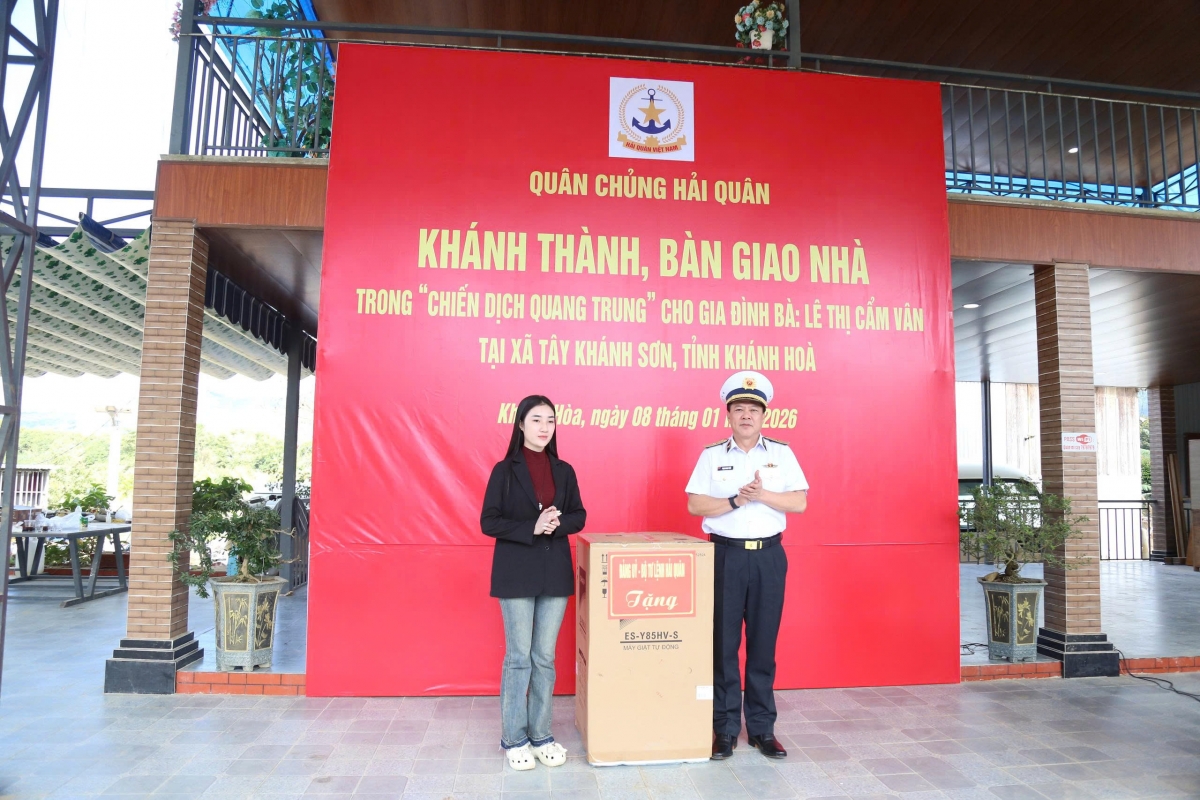 Thủ trưởng Bộ Tư lệnh Hải quân tặng quà cho gia đình