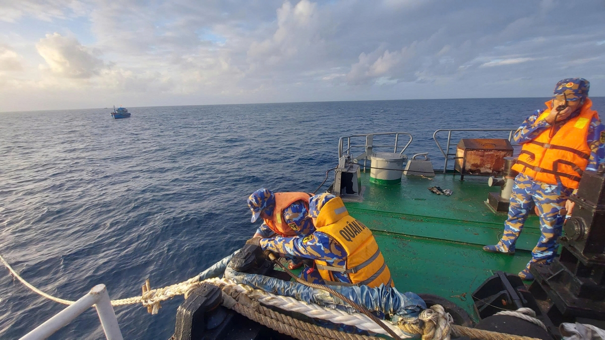 CBCS tàu Trường Sa 10 làm dây cứu kéo tàu cá gặp nạn