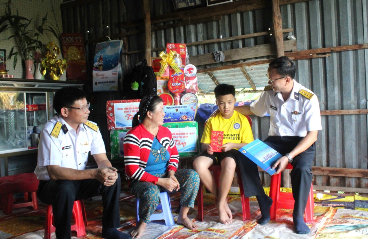  Bé Nguyễn Hoàng Thịnh vui mừng khi đơn vị đến thăm, tặng quà