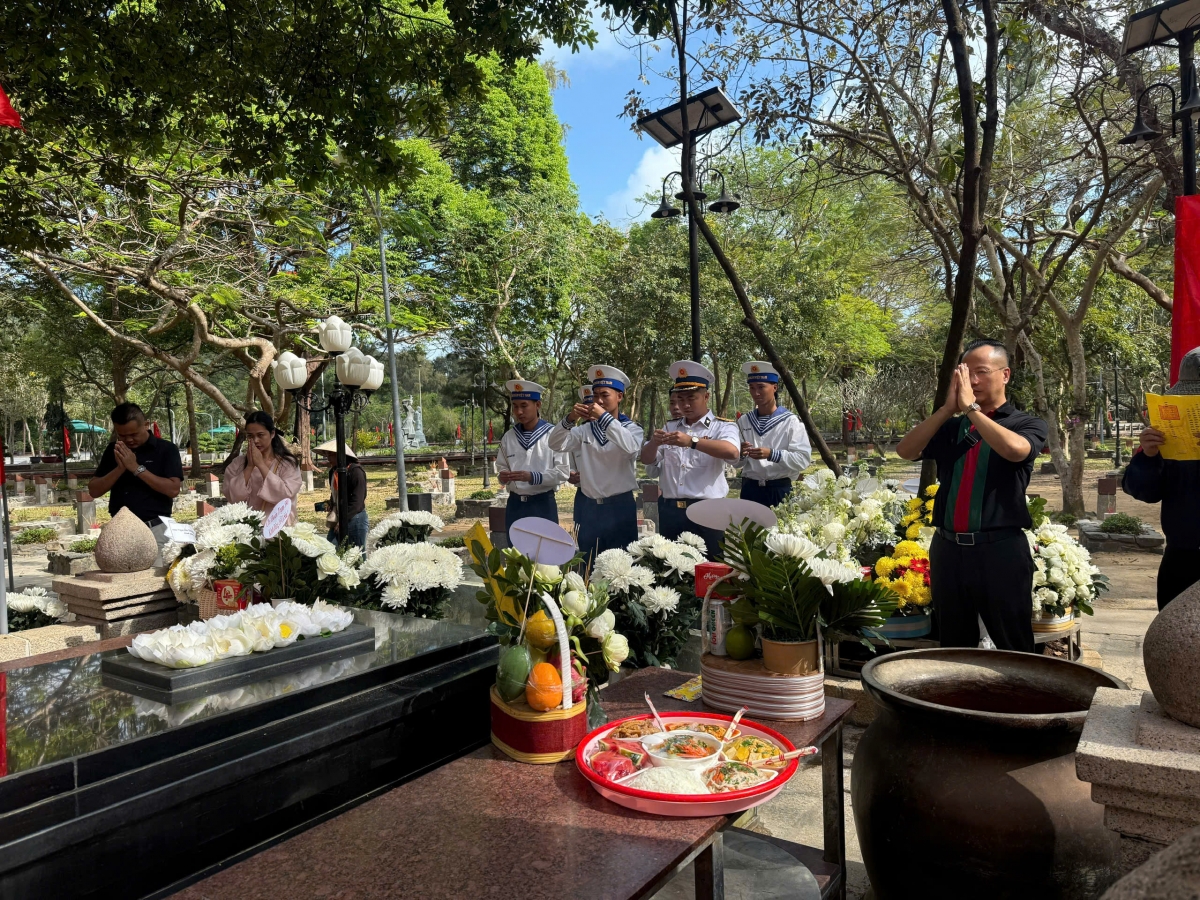 Cán bộ, chiến sĩ Trạm Ra đa 590 dâng hương