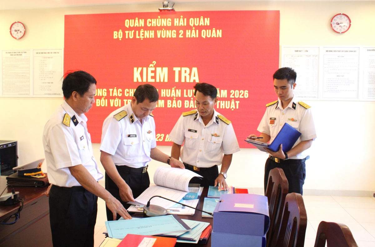 Chuẩn Đô đốc Nguyễn Văn Quán, Tư lệnh Vùng 2 Hải quân kiểm tra văn kiện tác chiến