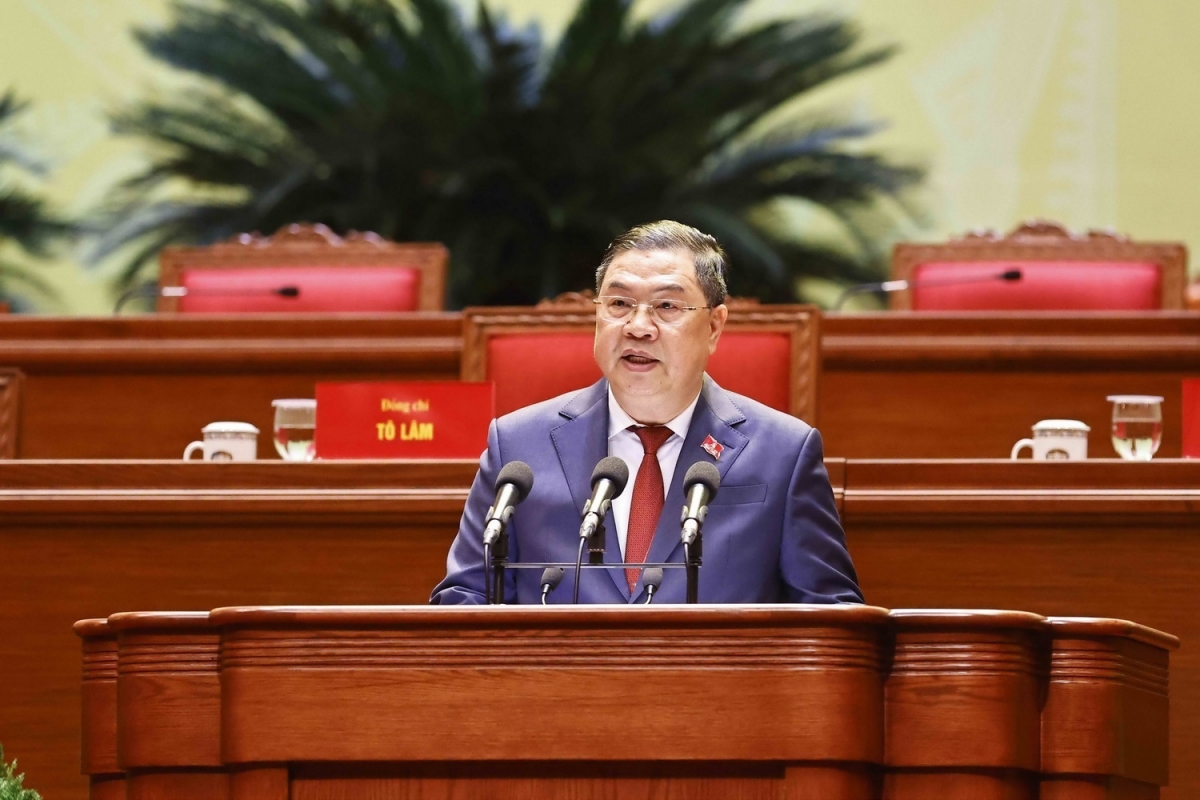 Đồng chí Phạm Gia Túc, Ủy viên Trung ương Đảng, Chánh Văn phòng Trung ương Đảng phát biểu, đề nghị Đại hội dành 1 phút mặc niệm tưởng nhớ cố Tổng Bí thư Nguyễn Phú Trọng và các đồng chí Ủy viên BCH TƯ khóa XIII đã từ trần trong nhiệm kỳ Đại hội XIII. Ảnh: TTXVN