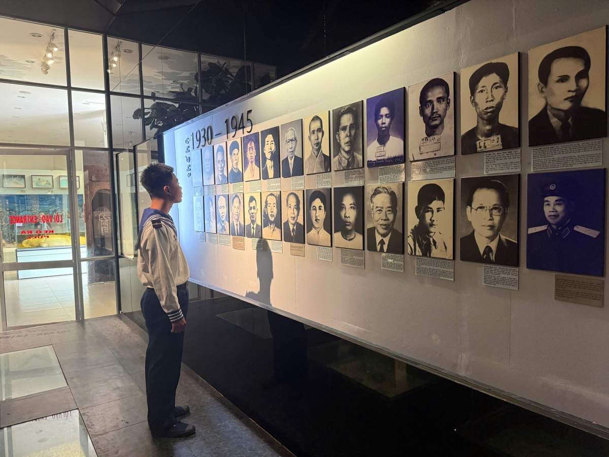 Thăm phòng truyền thống Côn Đảo