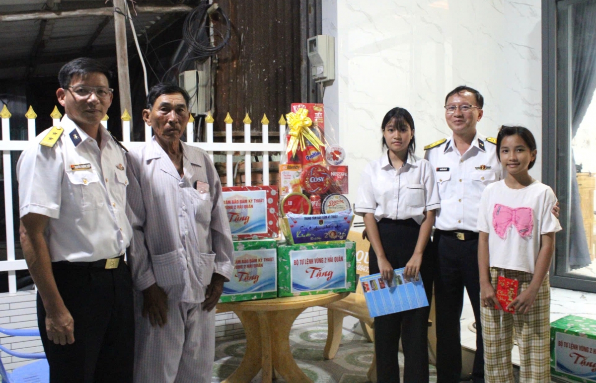  Thượng tá Nguyễn Hùng Vỹ, Phó Chính ủy Trung tâm trao quà cho gia đình cháu Hồ Ngọc Yến