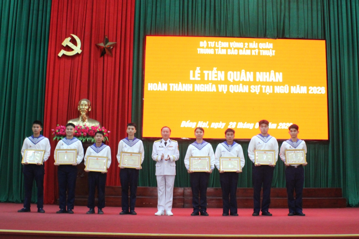 Thượng tá Nguyễn Hùng Vỹ, Phó Chính uỷ Trung tâm trao giấy khen cho các quân nhân